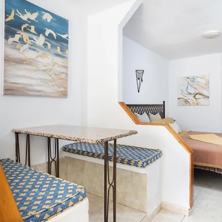 Bright Steps From Puerto Colon أذيخي